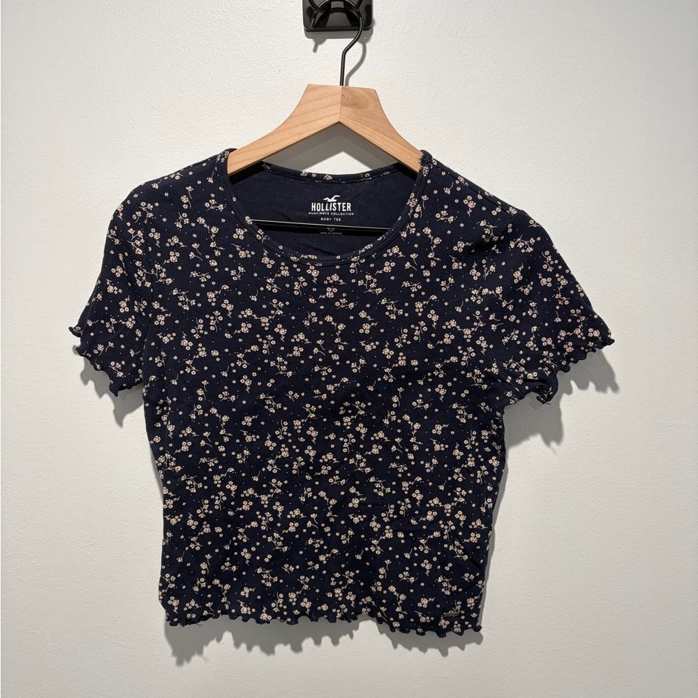 Hollister Navy and Tan Floral Baby Tee Cropped Shirt M